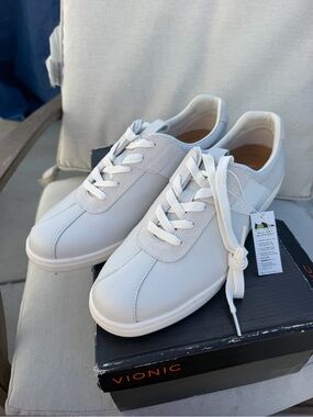 Vionic Men’s White Lace-Up Leather Sneakers